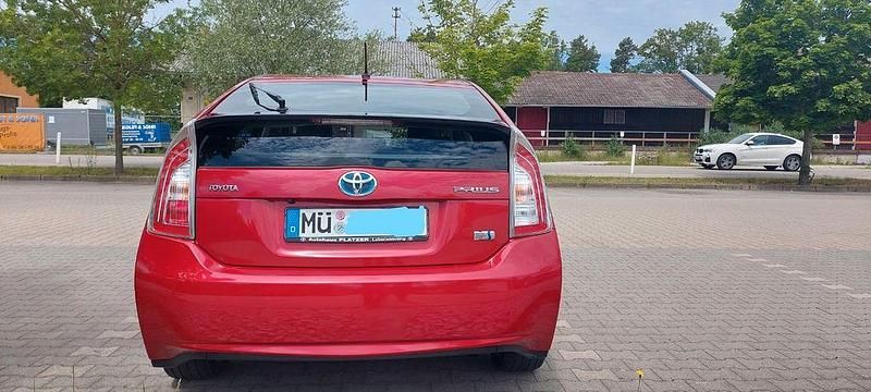 Gebraucht Toyota Prius 136 PS (100 kW) 2011 Rot Limousine
