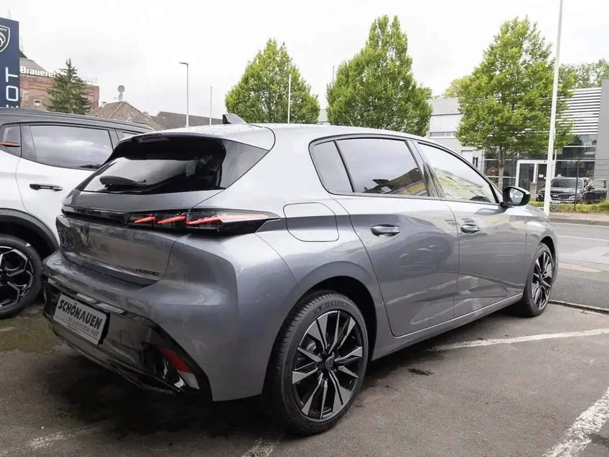 Neu Peugeot 308 Allure 136 PS (100 kW) 2026 Grau Limousine