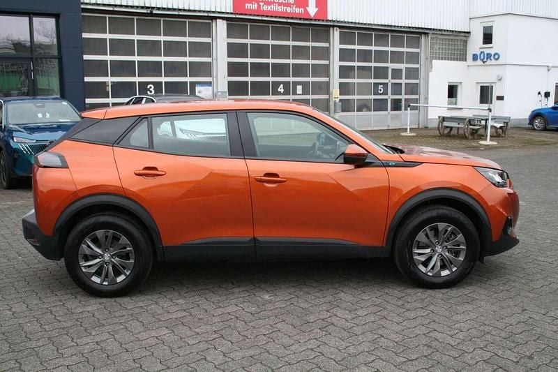 Gebraucht Peugeot e-2008 Active 100 kW (136 PS) 2022 Orange fusion SUV