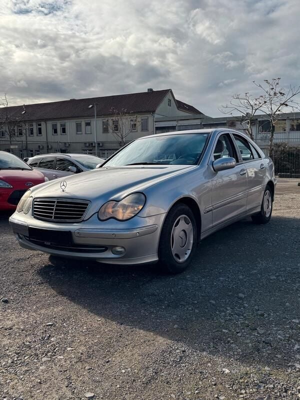Silber Gebraucht 2001 Mercedes C200 Avantgarde Limousine | 2.000 € - Bild 1/4