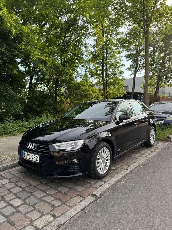 Schwarz Gebraucht 2017 Audi A3 Sportback Limousine | 12.690 € - Bild 1/4
