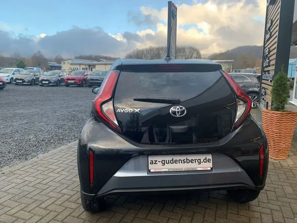 Neu Toyota Aygo X 72 PS (52 kW) 2025 Celestite grey metallic, dach SUV