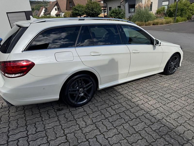 Weiß Gebraucht 2015 Mercedes E220 Kombi | 16.490 € (Fairer Preis) - Bild 1/4