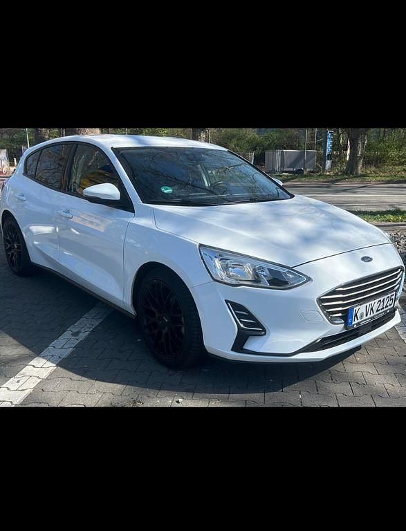 Weiß Gebraucht 2020 Ford Focus Trend Limousine | 7.300 € (Superpreis) - Bild 1/3