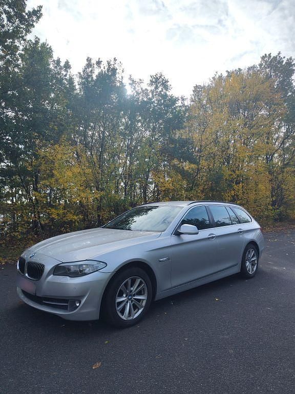 Silber Gebraucht 2012 BMW 525 Sport Line Kombi | 8.000 € (Guter Preis) - Bild 1/4