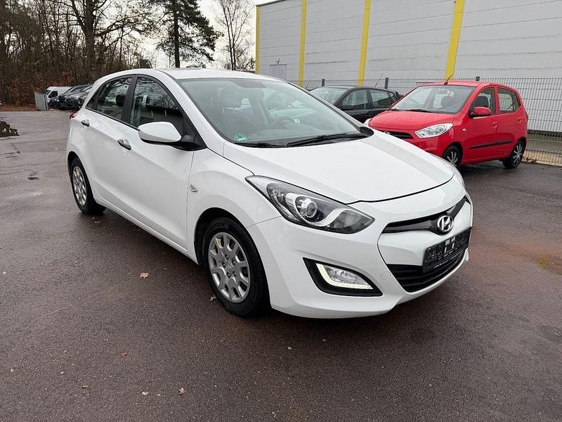 Weiß Gebraucht 2012 Hyundai i30 Limousine | 3.999 € (Teuer) - Bild 1/4