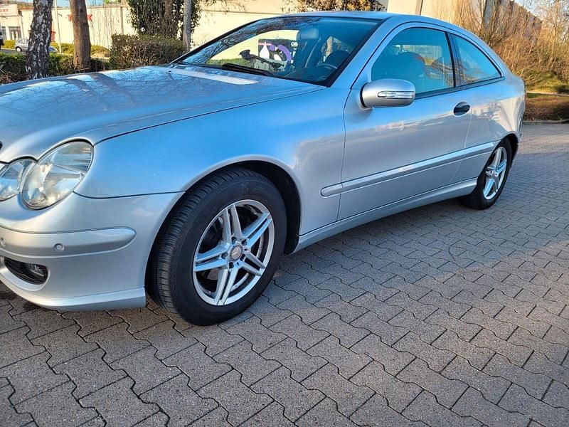 Gebraucht Mercedes C180 143 PS (105 kW) 2007 Silber Coupé