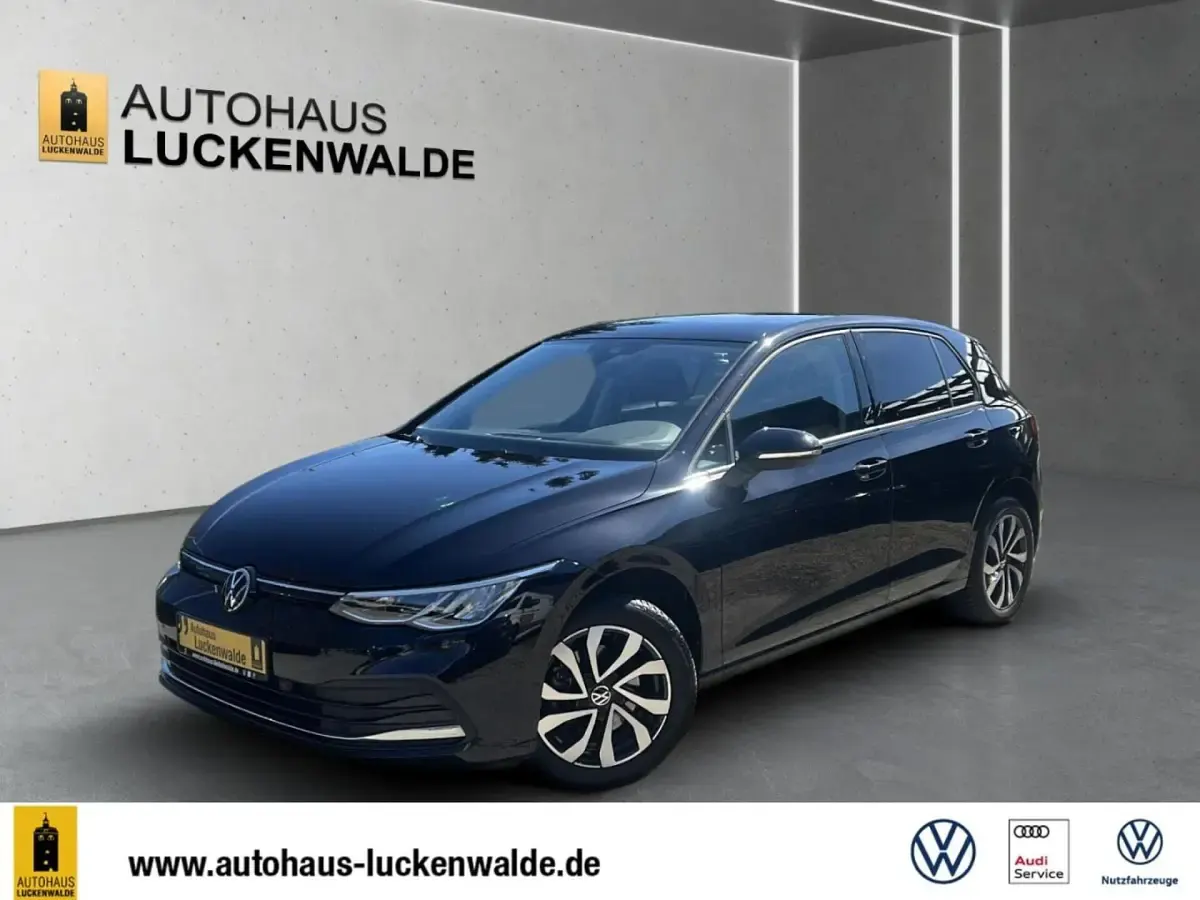 Second-hand VW Golf VIII Active 110 CP (80 kW) 2023 Negru Berlinǎ