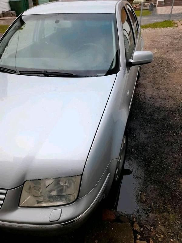 Second-hand VW Bora 105 CP (77 kW) 2002 Argintiu Berlinǎ