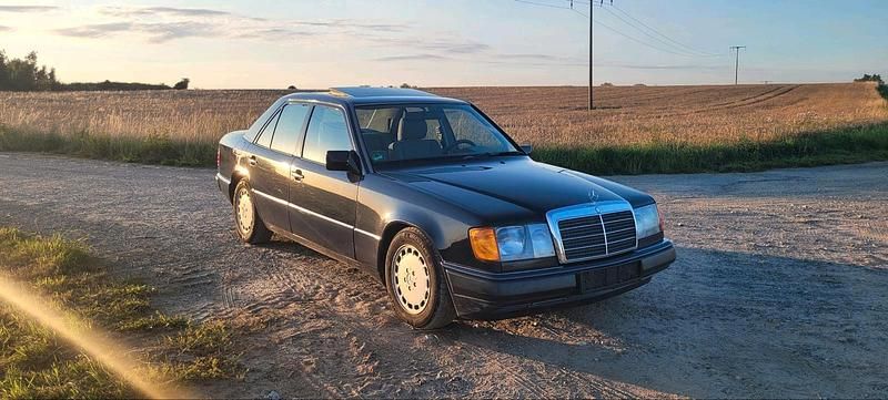 Gebraucht Mercedes E260 160 PS (117 kW) 1991 Blau Limousine