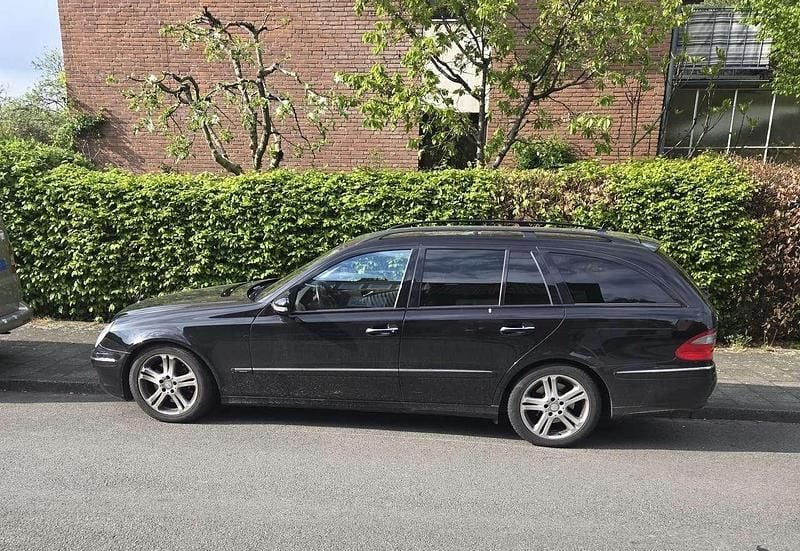 Schwarz Gebraucht 2008 Mercedes E500 Avantgarde Kombi | 9.999 € (Guter Preis) - Bild 1/4