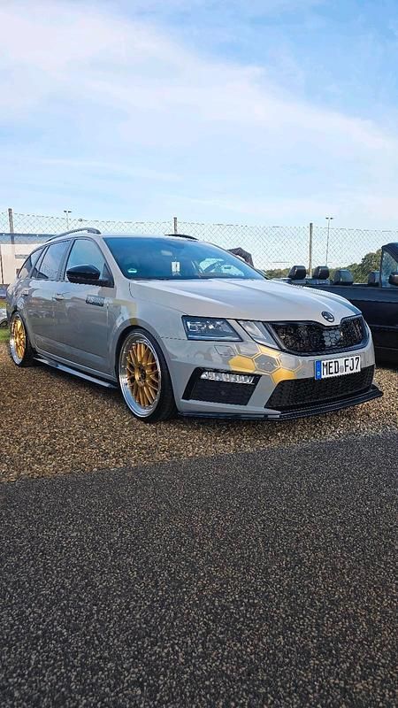 Grau Gebraucht 2018 Skoda 105 RS Limousine | 17.777 € - Bild 1/4