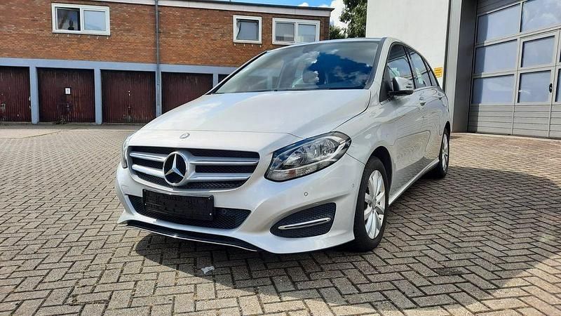 Silber Gebraucht 2015 Mercedes B180 Style Van / Kleinbus | 15.390 € (Etwas zu teuer) - Bild 1/4