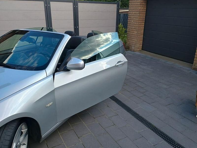 Silber Gebraucht 2010 BMW 318 Cabriolet Sport Line Cabrio | 11.500 € (Fairer Preis) - Bild 1/4