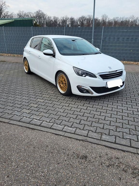 Weiß Gebraucht 2016 Peugeot 308 Allure Limousine | 8.500 € (Fairer Preis) - Bild 1/4