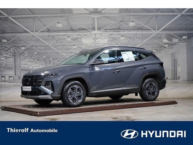 Grau Neu 2025 Hyundai Tucson Select SUV | 31.480 € (Superpreis) - Bild 1/4