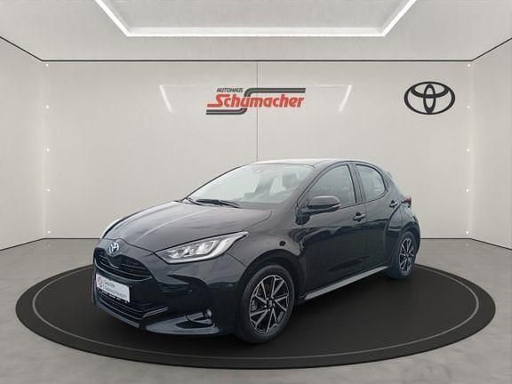 Schwarz Gebraucht 2022 Toyota Yaris Hybrid Team Kleinwagen | 20.990 € (Etwas zu teuer) - Bild 1/4