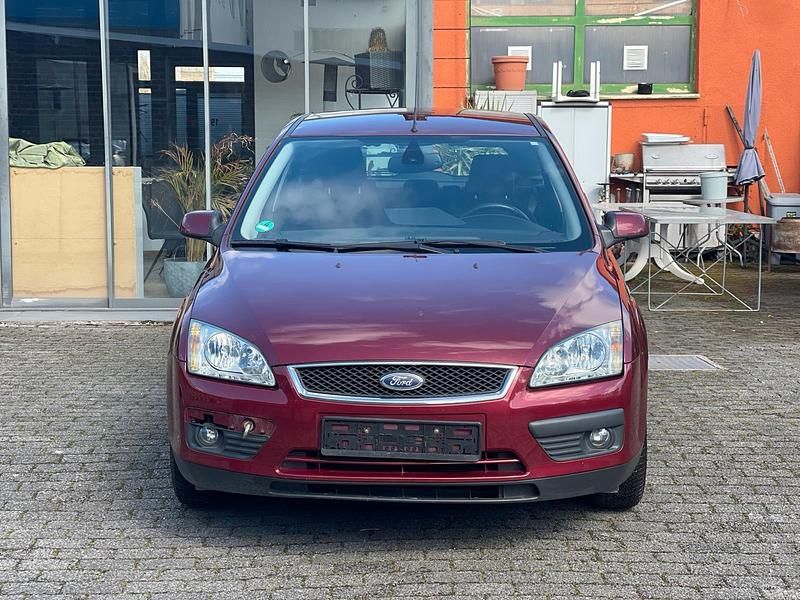 Gebraucht Ford Focus Ghia 101 PS (74 kW) 2005 Rot Limousine