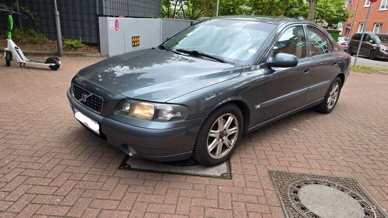 Schwarz Gebraucht 2002 Volvo S60 Limousine | 2.990 € (Fairer Preis) - Bild 1/4