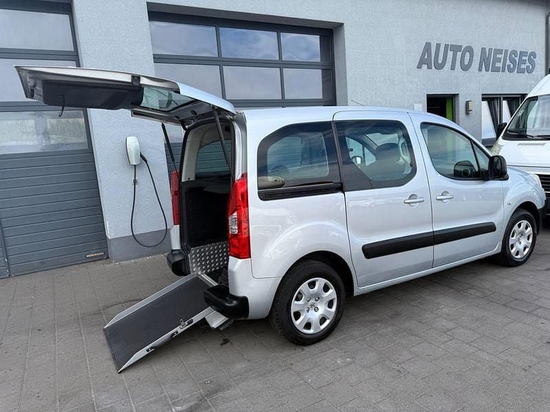 Grau Gebraucht 2011 Peugeot Partner Tepee Tendance Van / Kleinbus | 9.900 € - Bild 1/4
