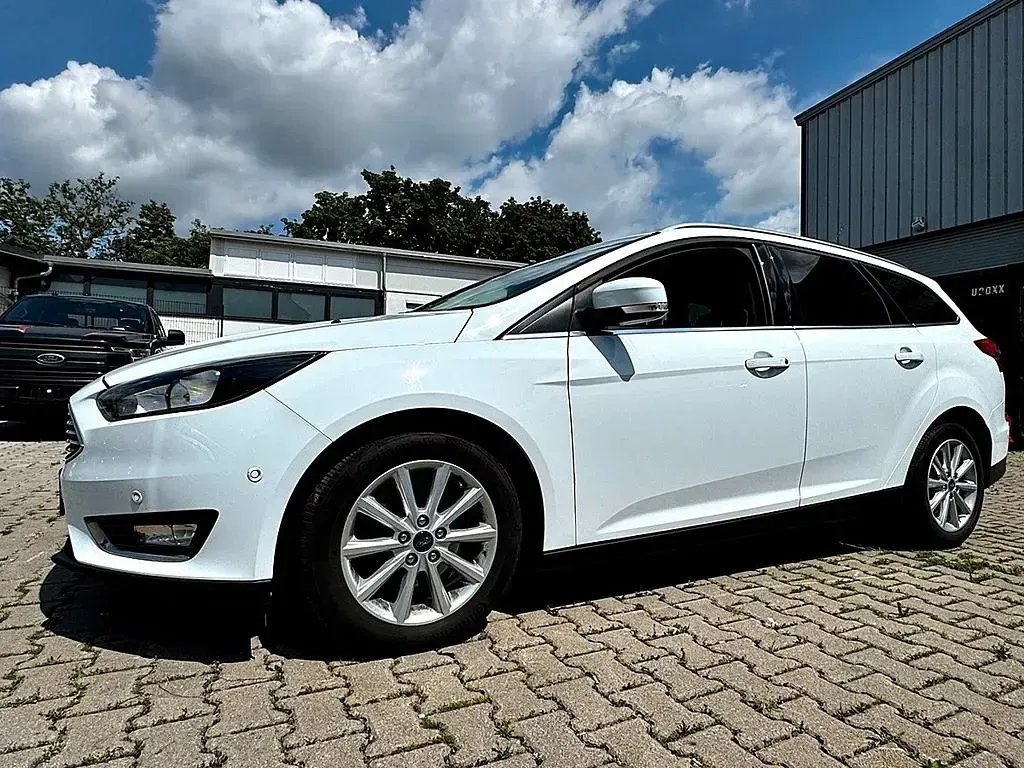 Gebraucht Ford Focus Titanium 125 PS (91 kW) 2017 Weiß Limousine