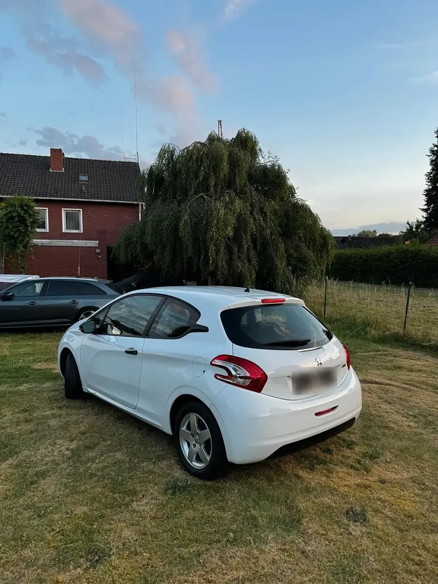 Gebraucht Peugeot 208 68 PS (50 kW) 2012 Weiß Kleinwagen