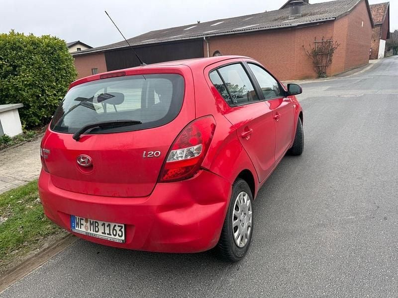 Gebraucht Hyundai i20 77 PS (56 kW) 2012 Rot Kleinwagen