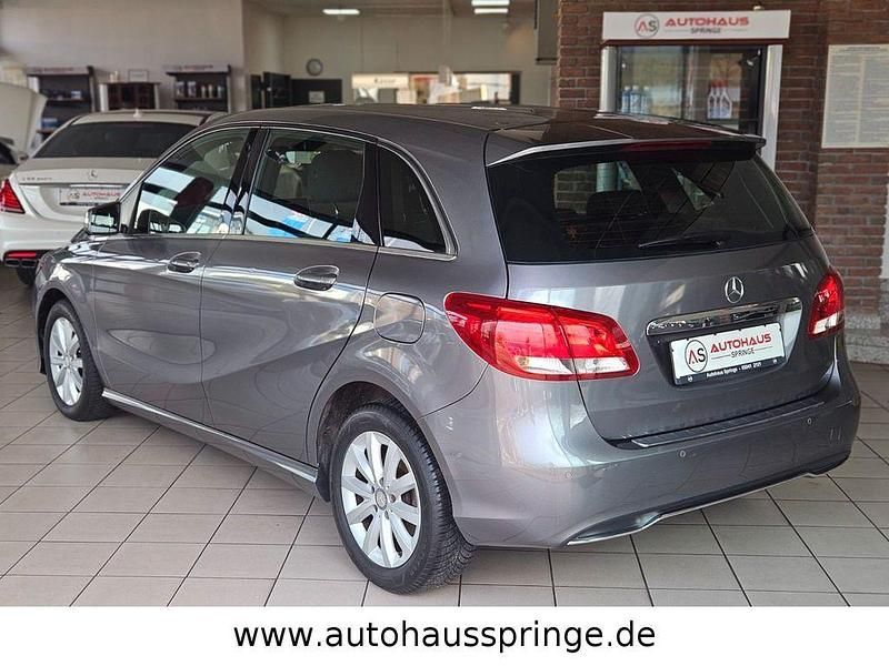 Gebraucht Mercedes B180 122 PS (89 kW) 2015 Grau Van / Kleinbus