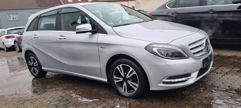 Silber Gebraucht 2012 Mercedes B180 Van / Kleinbus | 5.980 € (Fairer Preis) - Bild 1/4