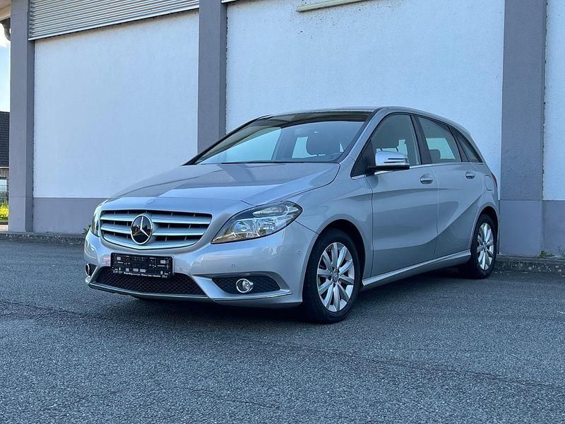 Silber Gebraucht 2014 Mercedes 180 Limousine | 10.600 € (Fairer Preis) - Bild 1/4