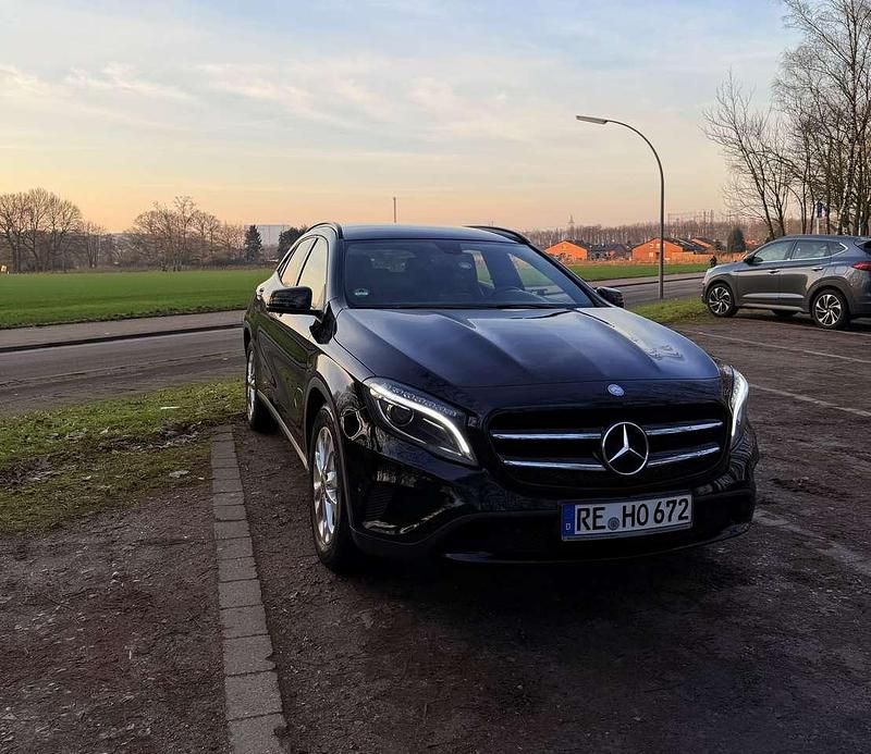Schwarz Gebraucht 2015 Mercedes GLA220 SUV | 15.490 € (Guter Preis) - Bild 1/4