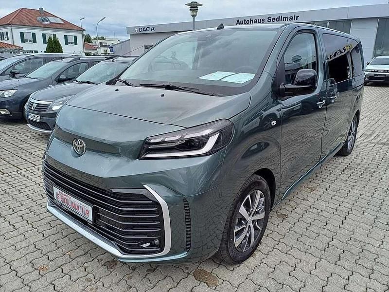 All terrain green metallic Neu 2025 Toyota Proace Verso Lounge Kombi | 53.460 € (Etwas zu teuer) - Bild 1/4