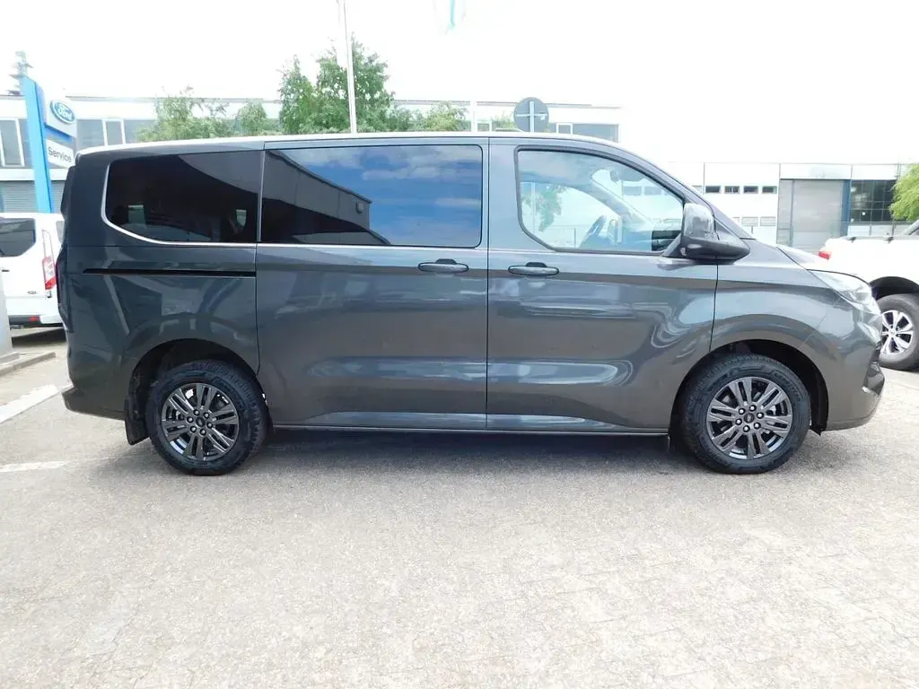Neu Ford Tourneo Titanium 170 PS (125 kW) 2026 Grau Van / Kleinbus