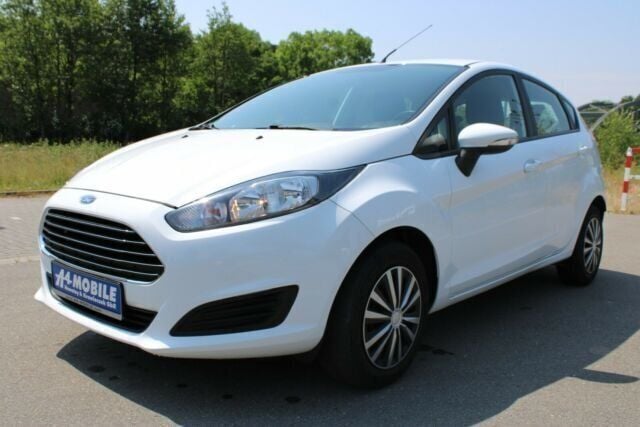 Gebraucht Ford Fiesta Trend 101 PS (74 kW) 2015 Weiß Kleinwagen