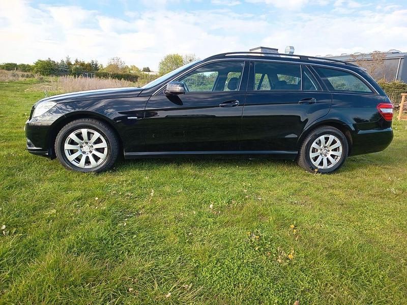 Gebraucht Mercedes E250 204 PS (150 kW) 2010 Schwarz Limousine
