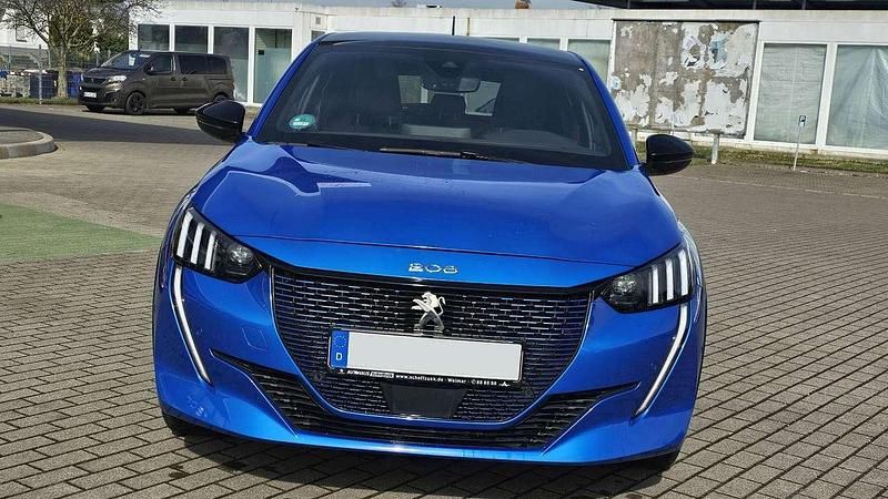Gebraucht Peugeot e-208 GT 100 kW (136 PS) 2023 Vertigo blau perleffekt Kleinwagen