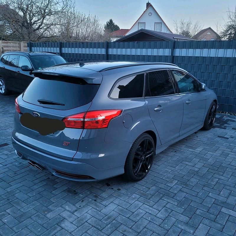 Gebraucht Ford Focus ST 185 PS (136 kW) 2016 Grau Kombi