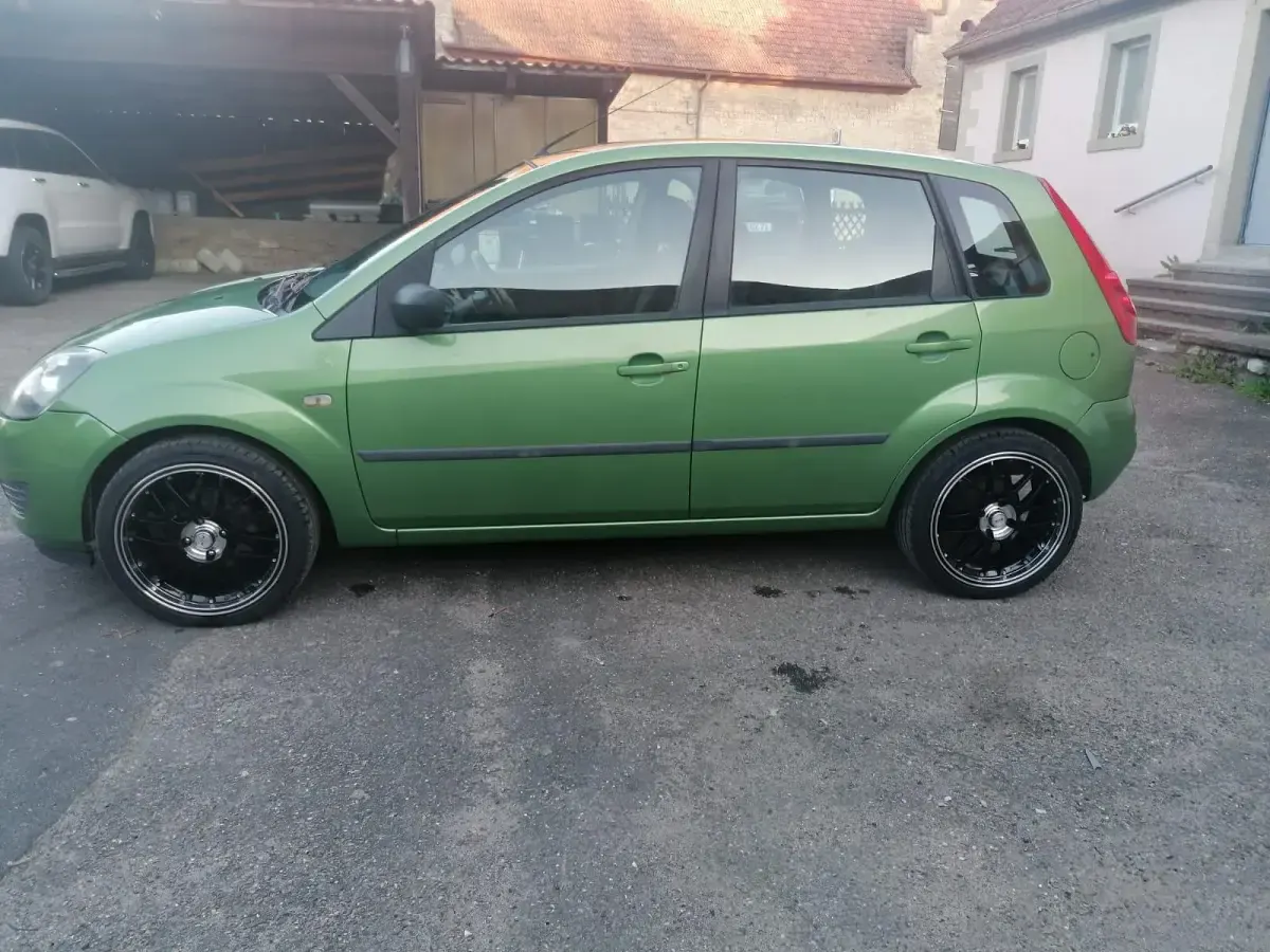 Usata Ford Fiesta 75 CV (55 kW) 2008 Verde Utilitaria
