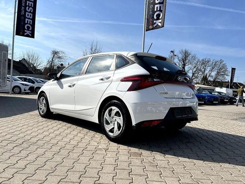 Gebraucht Hyundai i20 Select 84 PS (61 kW) 2022 Polar white (metallic) Kleinwagen