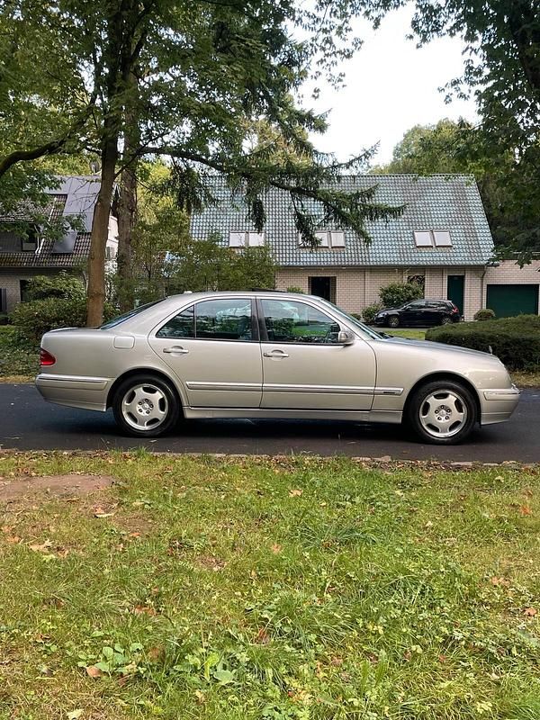 Silber Gebraucht 2003 Mercedes E280 Avantgarde Limousine | 6.250 € (Fairer Preis) - Bild 1/4
