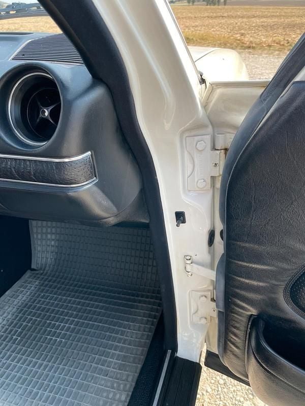 Gebraucht Mercedes 200 1981 Weiß Limousine