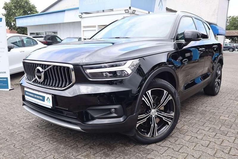 Black solid stone Gebraucht 2021 Volvo XC40 Inscription SUV | 26.985 € (Guter Preis) - Bild 1/2