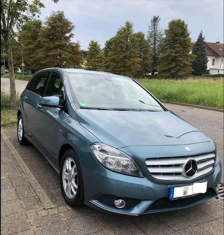 Blau Gebraucht 2012 Mercedes B180 Van / Kleinbus | 11.900 € (Guter Preis) - Bild 1/4
