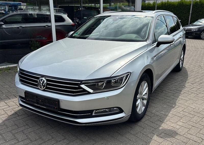Silber Gebraucht 2017 VW Passat Comfortline Kombi | 13.990 € (Superpreis) - Bild 1/4