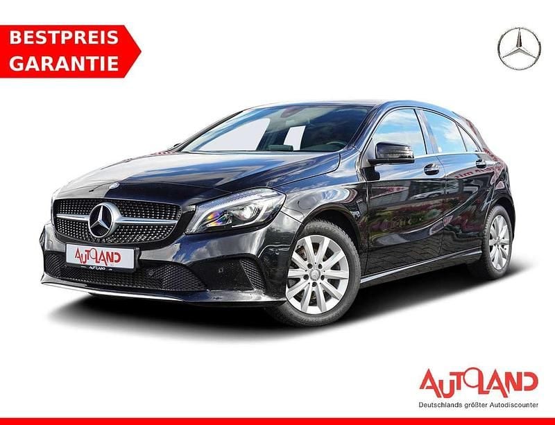 Kosmosschwarz met. Gebraucht 2016 Mercedes A140 Urban Limousine | 18.490 € - Bild 1/4