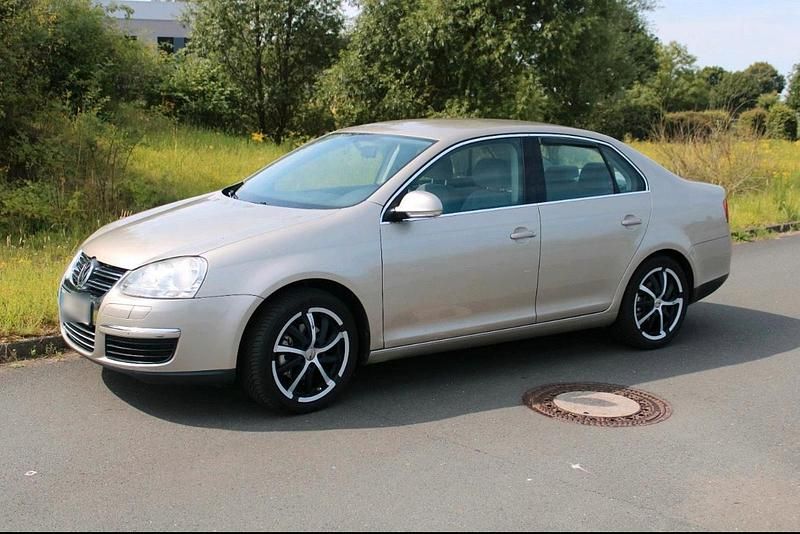 Second-hand VW Jetta 150 CP (110 kW) 2006 Auriu Berlinǎ