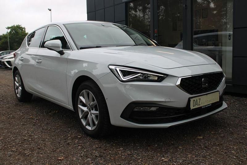Weiß Gebraucht 2021 Seat Leon Style Limousine | 19.995 € (Etwas zu teuer) - Bild 1/4