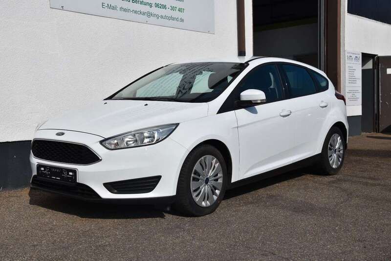 Frostweiß Gebraucht 2015 Ford Focus Trend Limousine | 8.590 € (Fairer Preis) - Bild 1/4