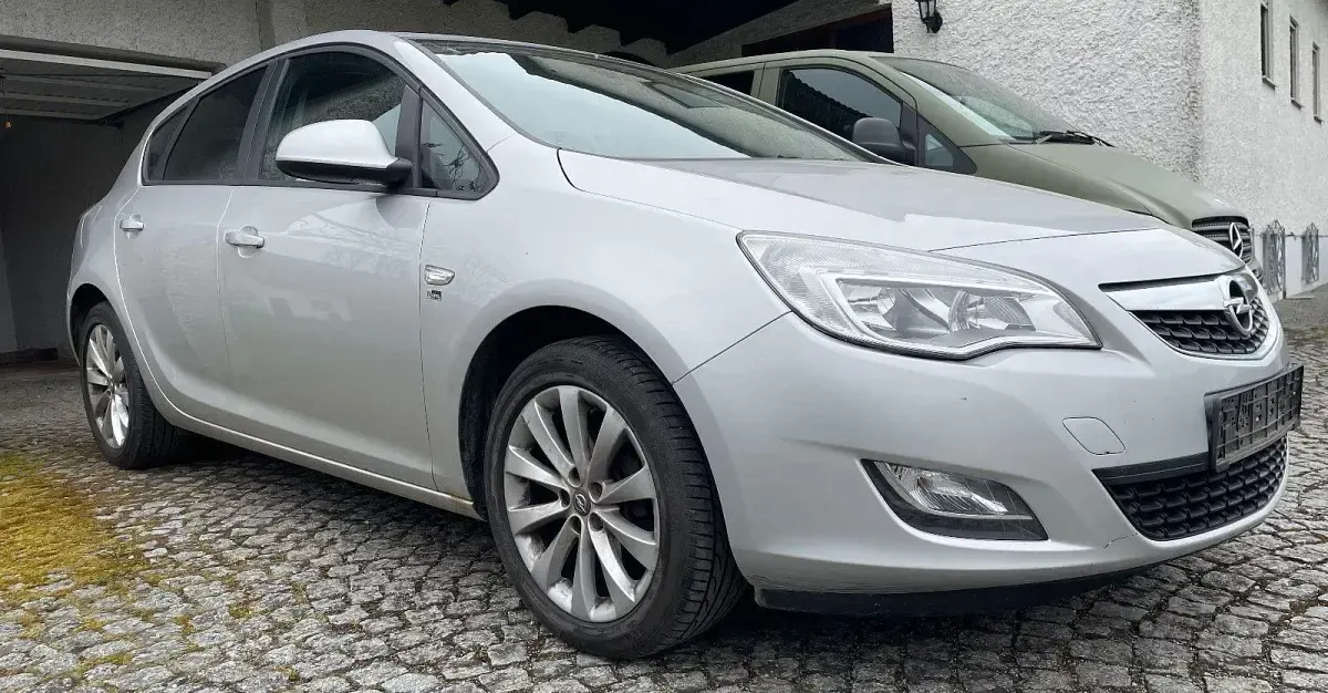 Gebraucht Opel Astra 140 PS (102 kW) 2012 Limousine