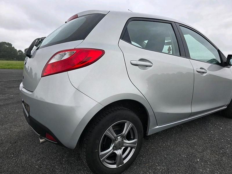 Gebraucht Mazda 2 75 PS (55 kW) 2009 Silber Kleinwagen